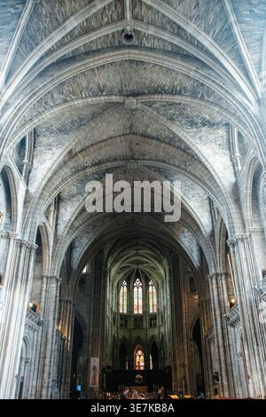 A Bordeaux, l'8, 30, 2025 Interiori della Cathédrale-Primatiale Saint-André, cattedrale di Sant'Andrea Foto Stock