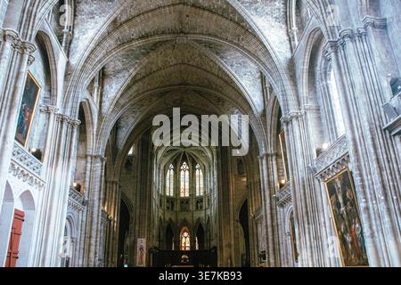 A Bordeaux, l'8, 30, 2025 Interiori della Cathédrale-Primatiale Saint-André, cattedrale di Sant'Andrea Foto Stock