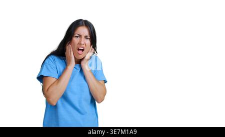 Donna che ricopre le orecchie con forti rumori Foto Stock