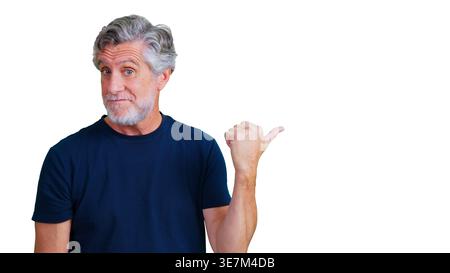 Uomo anziano che punta il pollice a fianco per la pubblicità Foto Stock