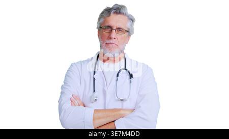 Senior Serious, medico con stetoscopio che indossa un camice da laboratorio Foto Stock