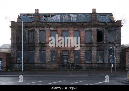 La facciata abbandonata del magazzino a Tradeston Glasgow mostra il degrado urbano e il declino industriale Foto Stock