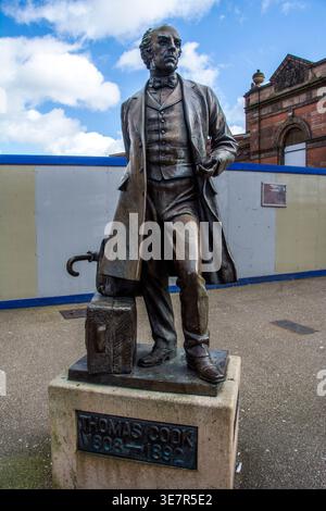 La statua di Thomas Cook (1808-1892), fondatore dell'agenzia di viaggi Thomas Cook and Son, fu inaugurata fuori dalla stazione ferroviaria di Leicester Foto Stock