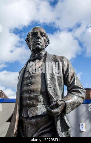 La statua di Thomas Cook (1808-1892), fondatore dell'agenzia di viaggi Thomas Cook and Son, fu inaugurata fuori dalla stazione ferroviaria di Leicester Foto Stock