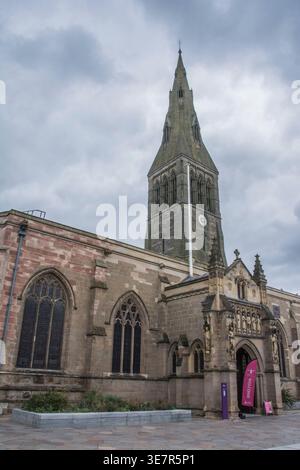 Ingresso alla cattedrale di Leicester dal giardino Foto Stock