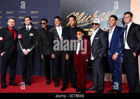 Prince Jackson, Bigi Jackson, Jackie Jackson, Jermaine Jackson, Jaafar Jackson, Juliano Krue Valdi, Marlon Jackson, Jermajesty Jackson e Randy Jackson Jr. alla prima del film 'Michael' nella Uber Eats Music Hall. Berlino, 04/10/2026 Foto Stock