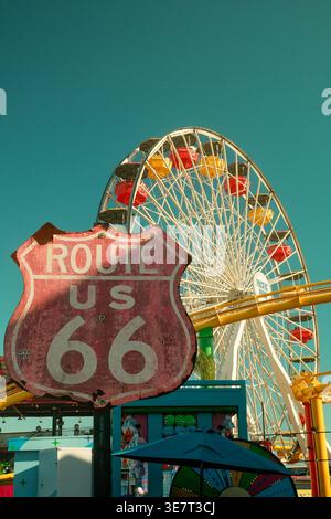 Molo di Santa Monica, California, Stati Uniti - cartello della Route 66 con la ruota panoramica sullo sfondo durante il giorno. Foto Stock