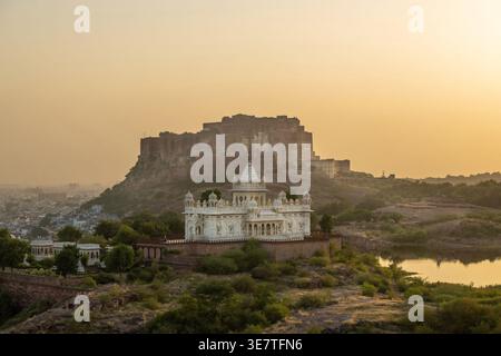 Jaswant Thada con l'imponente forte di Mehrangarh che domina lo skyline dietro Jodhpur, India Foto Stock