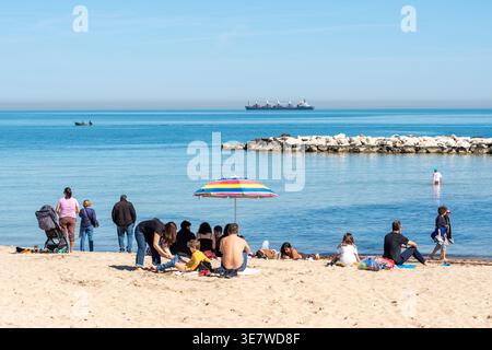 Pane e Pomodoro, la principale spiaggia pubblica di sabbia di Bari, in Italia, con gente in primavera, si trova a pochi passi o ad una breve distanza in auto dal centro della città Foto Stock