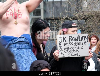 Westminster, Londra, Regno Unito. 11 aprile 2026. Una protesta per i diritti trans contro i Terfs, mettere in scena una protesta e marciare a Londra. Crediti: Matthew Chattle/Alamy Live News Foto Stock