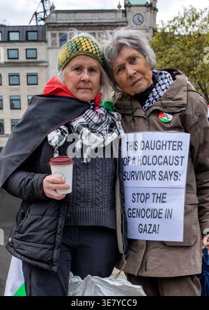 Londra, Regno Unito. 11 aprile 2026. Figli di sopravvissuti all'olocausto. Difendete la nostra manifestazione delle giurie a Trafalgar Square, nel centro di Londra, opponendovi alla proscrizione dell'azione palestinese. L'alta Corte ha dichiarato illegale il divieto di azione contro la Palestina, ma non è ancora stato ufficialmente revocato. Quasi 3.000 arresti sono stati effettuati con “accuse di terrore” relative a questa pacifica campagna di detenzione di segnali finora. Crediti: Ian Humphreys/Alamy Live News Foto Stock