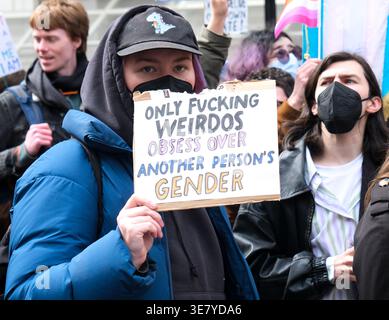 Westminster, Londra, Regno Unito. 11 aprile 2026. Una protesta per i diritti trans contro i Terfs, mettere in scena una protesta e marciare a Londra. Crediti: Matthew Chattle/Alamy Live News Foto Stock