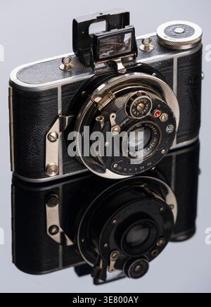 Una foto dettagliata in studio di un'antica fotocamera Ihagee Parvola 1937 con cinescopio dell'obiettivo richiamato Foto Stock