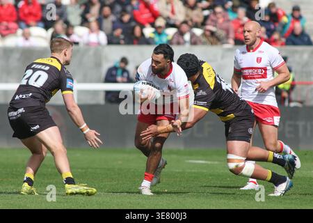 Hull, Regno Unito. 11 aprile 2026. Sewell Group Craven Park, Preston Road, Hull, East Yorkshire, 11 aprile 2026. Hull Kingston Rovers contro York Knights (Betfred Challenge Cup) Peta Hiku di Hull Kingston Rovers è affrontata da oli Field e Xavier Va'a di York Knights Credit: Touchlinepics/Alamy Live News Foto Stock