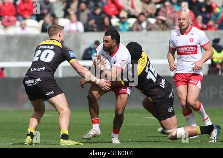 Hull, Regno Unito. 11 aprile 2026. Sewell Group Craven Park, Preston Road, Hull, East Yorkshire, 11 aprile 2026. Hull Kingston Rovers contro York Knights (Betfred Challenge Cup) Peta Hiku di Hull Kingston Rovers è affrontata da oli Field e Xavier Va'a di York Knights Credit: Touchlinepics/Alamy Live News Foto Stock