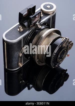 Una foto dettagliata di un'antica fotocamera Ihagee Parvola con messa a fuoco elicoidale e design a tubo metallico Foto Stock