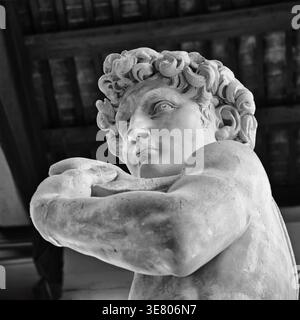 Primo piano della statua del David di Michelangelo a Firenze. Dettagli artistici in bianco e nero del capolavoro di marmo rinascimentale, angolo basso Foto Stock