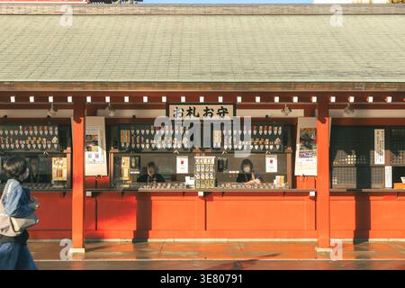 Mattina presto intorno al Tempio Sensoji ad Asakusa, Tokyo, Giappone, con architettura tradizionale e un'atmosfera tranquilla Foto Stock