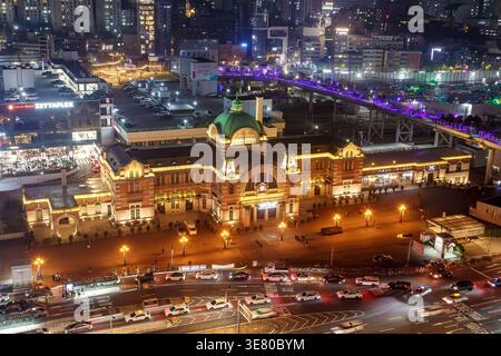 Edificio illuminato della stazione di Seoul a Seoul, Corea del Sud, di notte. L'immagine mostra i dettagli architettonici dell'edificio. Foto Stock