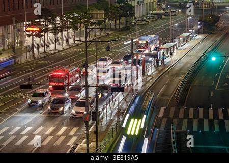 Scena notturna in via Cheongpa-ro a Jung-GU, Seoul, Corea del Sud. È visibile un camion dei vigili del fuoco con luci lampeggianti, insieme a autobus e numerose auto. Foto Stock