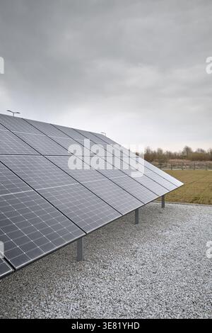 Foto di pannelli fotovoltaici in una giornata nuvolosa. Foto Stock