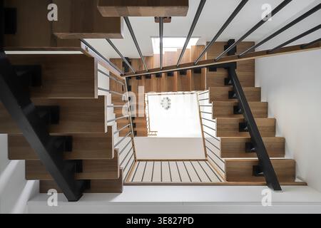 Alta scala in legno all'interno della casa Foto Stock