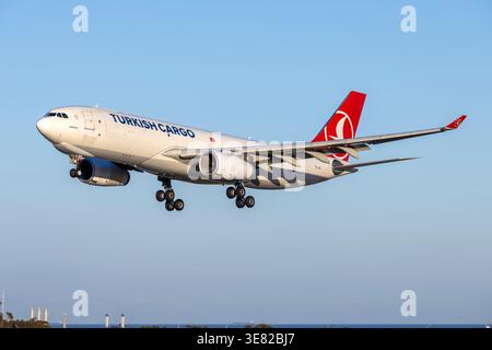 Turkish Airlines Cargo Airbus A330-243F (REG: TC-JCI) atterrando sulla pista 31 in serata. Foto Stock