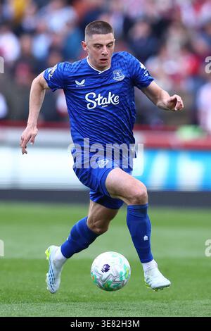 Londra, Regno Unito. 11 aprile 2026. Vitaliy Mykolenko dell'Everton durante la partita Brentford vs Everton Premier League al Gtech Community Stadium di Londra. Il credito per immagini dovrebbe essere: Paul Terry/Sportimage Credit: Sportimage Ltd/Alamy Live News Foto Stock