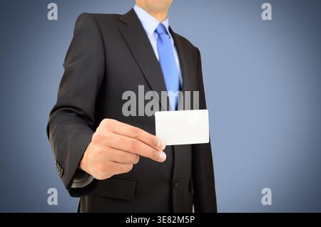 Uomo d'affari consegna ad un vuoto della scheda aziendale Foto Stock
