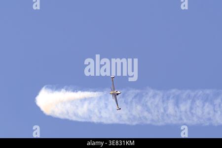 Panama City Beach, Florida, Stati Uniti. 11 aprile 2026. Il Lockheed T-33 Shooting Star di Greg Colyer "Ace Maker" esegue continui rotoli di alettoni creando una caratteristica pista di fumo elicoidale contro un cielo blu chiaro durante lo spettacolo aereo Gulf Coast salute al molo Russell-Fields City. L'evento gratuito di due giorni organizzato dalla Tyndall Air Force base comprende gli U.S. Air Force Thunderbirds, il team di paracadutisti dei Golden Knights e artisti civili tra cui Mike Goulian, Randy Ball e Adam Baker Airshow. Credito: Tosh Persons / Alamy Live News Foto Stock