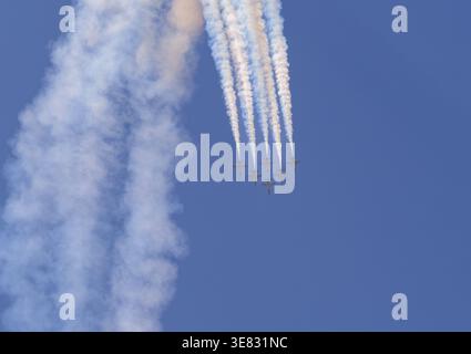 Panama City Beach, Florida, Stati Uniti. 11 aprile 2026. I sei Thunderbirds F-16C Fighting Falcons della U.S. Air Force si tuffano nella formazione di delta seguendo singoli flussi di fumo bianco contro un cielo blu profondo durante il Gulf Coast salute Air Show al molo di Russell-Fields City. L'evento dell'aprile 11-12, organizzato dalla Tyndall Air Force base, ha attirato migliaia di spettatori sulla costa del Golfo del Messico. Non è prevista o implicita alcuna approvazione da parte del governo federale di inserzionisti o sponsor. Credito: Tosh Persons / Alamy Live News Foto Stock