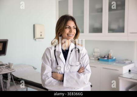 Attraente medico femminile si trova nel moderno ufficio medico Foto Stock