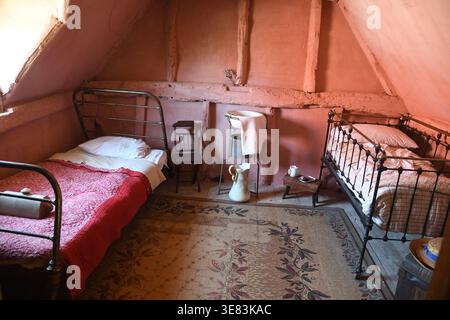Camera da letto a Leagrave Cottages, Chiltern Open Air Museum, Chalfont St Giles, Buckinghamshire, Regno Unito Foto Stock