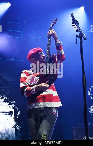 REGNO UNITO. 11 aprile 2026. LONDRA, INGHILTERRA - 11 APRILE: Captain Sensible di "The Damned" che esegue uno spettacolo unico per il 50° anniversario alla OVO Arena, Wembley l'11 aprile 2026 a Londra, Inghilterra.CAP/Mar crediti: MAR/Capital Pictures Credit: Capital Pictures/Alamy Live News Foto Stock