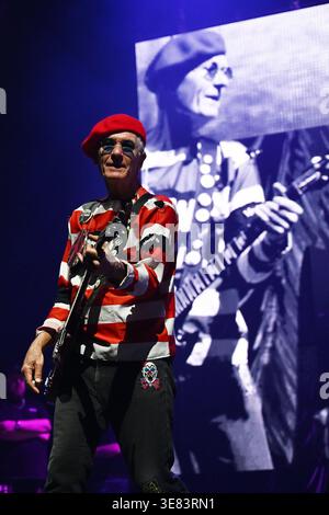 REGNO UNITO. 11 aprile 2026. LONDRA, INGHILTERRA - 11 APRILE: Captain Sensible di "The Damned" che esegue uno spettacolo unico per il 50° anniversario alla OVO Arena, Wembley l'11 aprile 2026 a Londra, Inghilterra.CAP/Mar crediti: MAR/Capital Pictures Credit: Capital Pictures/Alamy Live News Foto Stock