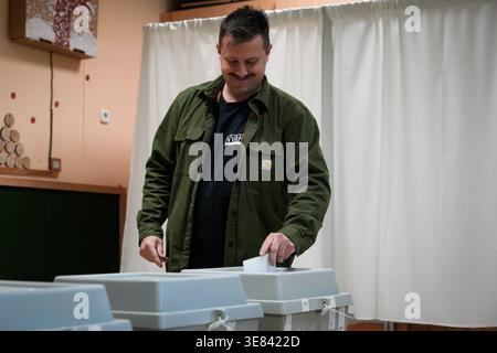 Budapest, Ungheria. 12 aprile 2026. Un elettore ha posto il suo voto a Budapest, Ungheria, il 12 aprile 2026. (Foto di Jaap Arriens/Sipa USA) credito: SIPA USA/Alamy Live News Foto Stock