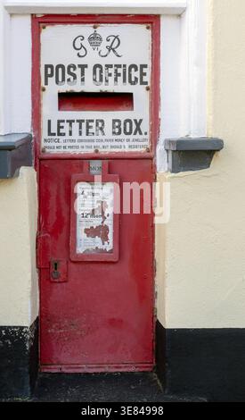 Casella postale georgiana - Ludlow Box Type - situata nel muro presso la casella postale di Dunster numero TA24 77, High Street, Dunster, Somerset, Regno Unito Foto Stock