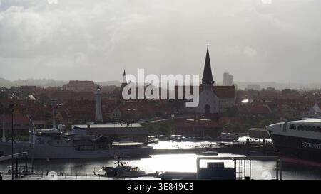 Ronne, Danimarca, 21-08-2017 Descrizione: Porto di Rønne e skyline della città con la chiesa di San Nicola, Bornholm. Foto Stock