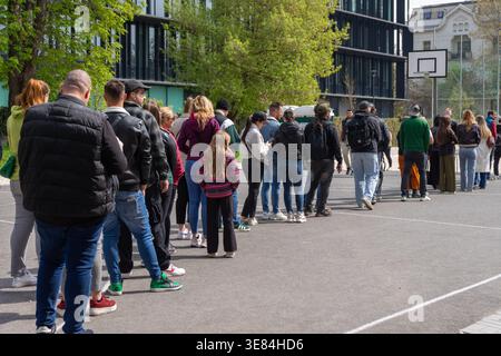 Budapest, Ungheria. 12 aprile 2026. Elettori in attesa di un seggio elettorale durante le elezioni parlamentari ungheresi del 2026 a Budapest. Crediti: Bence Árpási/Alamy Live News Foto Stock