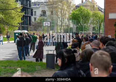 Budapest, Ungheria. 12 aprile 2026. Elettori in attesa di un seggio elettorale durante le elezioni parlamentari ungheresi del 2026 a Budapest. Crediti: Bence Árpási/Alamy Live News Foto Stock