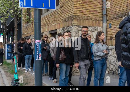 Budapest, Ungheria. 12 aprile 2026. Elettori in attesa per strada in un seggio elettorale durante le elezioni parlamentari ungheresi del 2026 a Budapest. Crediti: Bence Árpási/Alamy Live News Foto Stock