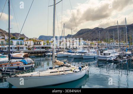 Puerto de Mogán, Spagna 17 maggio 2025, Marina con barche a Puerto de Mogán, Gran Canaria, sullo sfondo montuoso Foto Stock