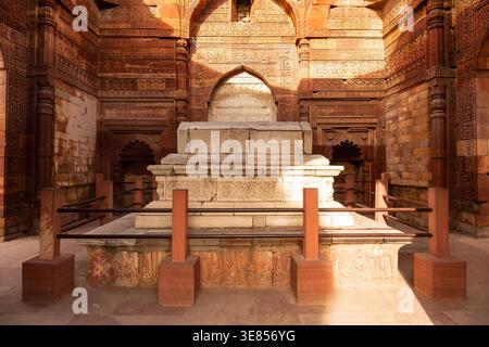 Tomba di Iltutmish situata all'interno del complesso Qutb, Mehrauli, nuova Delhi, India Foto Stock
