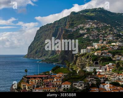 Porto de Câmara de Lobos, Câmara de Lobos Madeira Portogallo, colorato porto di pescatori e villaggio costiero sulla costa atlantica. Foto Stock