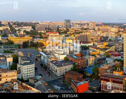 Dnipro, Ucraina – 19 maggio 2023: Un'ampia vista aerea cattura il vivace paesaggio urbano, un mix diversificato di edifici residenziali e commerciali, Foto Stock