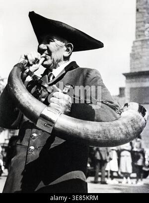 Ventilatore clacson, Ripon, Yorkshire, c1955. Ogni notte viene soffiato un corno ai quattro angoli dell'Obelisco nella piazza del mercato di Ripon per mettere l'orologio, e poi fuori dalla casa del sindaco. Questa cerimonia commemora il tempo nel Medioevo in cui il primo cittadino di Ripon, il Wakeman, era responsabile della prevenzione del crimine in città dalle 21:00 all'alba e doveva risarcire le vittime di furto. Foto Stock