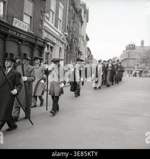 Soffiatori di corno in processione, Ripon, Yorkshire, c1955. Ogni notte viene soffiato un corno ai quattro angoli dell'Obelisco nella piazza del mercato di Ripon per mettere l'orologio, e poi fuori dalla casa del sindaco. Questa cerimonia commemora il tempo nel Medioevo in cui il primo cittadino di Ripon, il Wakeman, era responsabile della prevenzione del crimine in città dalle 21:00 all'alba e doveva risarcire le vittime di furto. Foto Stock