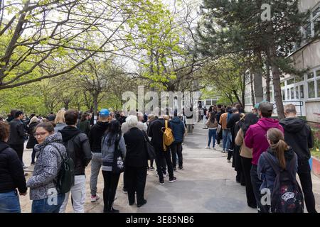 Budapest, Ungheria. 12 aprile 2026. Le persone fanno la fila fuori da un posto elettorale per votare a Budapest, Ungheria, il 12 aprile 2026. Le elezioni parlamentari ungheresi sono iniziate alle 6 del mattino ora locale (0400 GMT) di domenica, con circa 8,1 milioni di elettori ammissibili. Crediti: Attila Volgyi/Xinhua/Alamy Live News Foto Stock