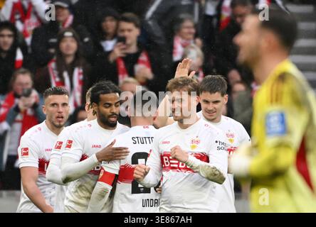 Stoccarda, Germania. 12 aprile 2026. Calcio, uomini: Bundesliga, VfB Stuttgart - Hamburger SV, il giorno 29, alla MHPArena. I giocatori di Stoccarda con Maximilian Mittelstädt (VfB Stuttgart, 3° da destra) festeggiano dopo aver segnato il gol per 3:0. Credito: Marijan Murat/dpa - NOTA IMPORTANTE: In conformità con le normative della DFL German Football League e della DFB German Football Association, è vietato utilizzare o far utilizzare fotografie scattate nello stadio e/o della partita sotto forma di immagini sequenziali e/o serie di foto video./dpa/Alamy Live News Foto Stock