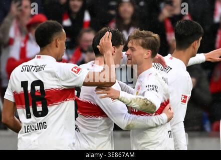 Stoccarda, Germania. 12 aprile 2026. Calcio, uomini: Bundesliga, VfB Stuttgart - Hamburger SV, il giorno 29, alla MHPArena. I giocatori di Stoccarda con Maximilian Mittelstädt (VfB Stuttgart, 2° da destra) festeggiano dopo aver segnato il gol per 3:0. Credito: Marijan Murat/dpa - NOTA IMPORTANTE: In conformità con le normative della DFL German Football League e della DFB German Football Association, è vietato utilizzare o far utilizzare fotografie scattate nello stadio e/o della partita sotto forma di immagini sequenziali e/o serie di foto video./dpa/Alamy Live News Foto Stock